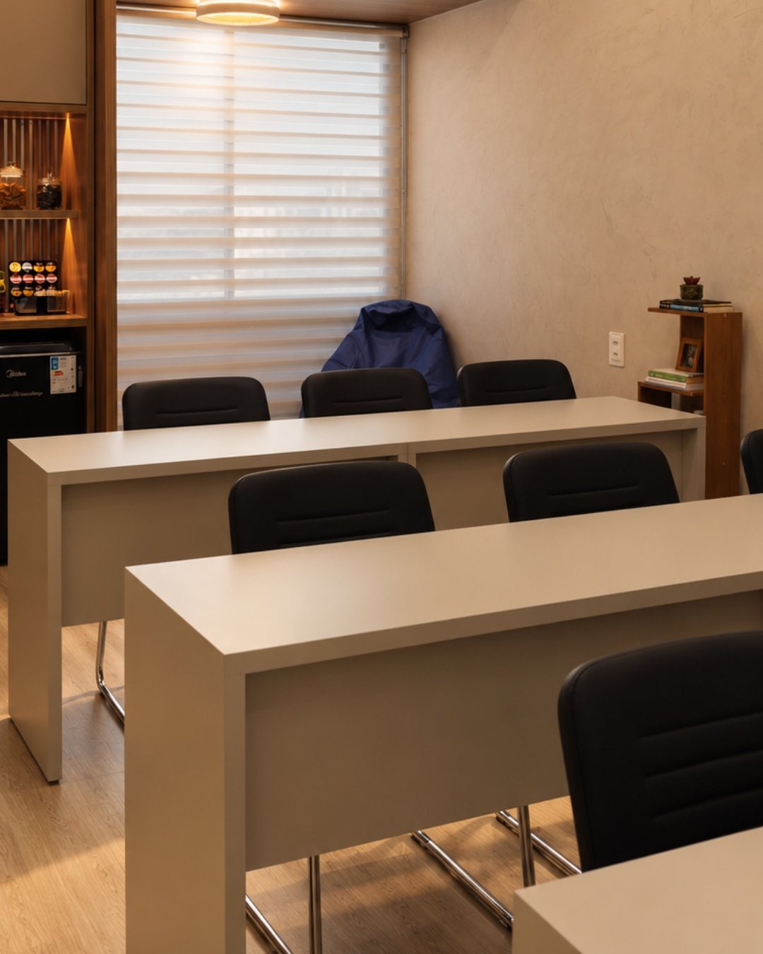 Sala de co-working montada para aula, com projetor