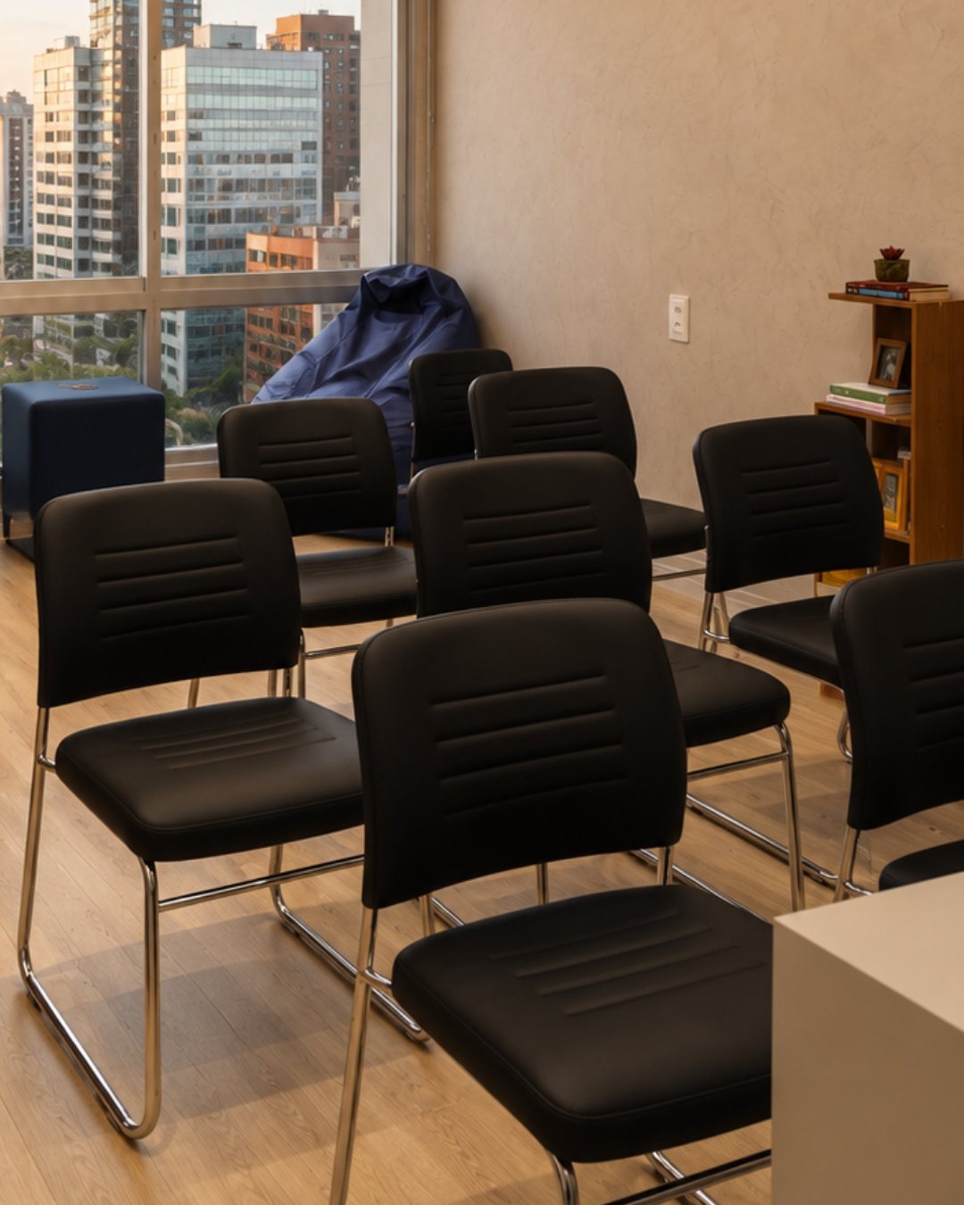 Sala de co-working montada para reunião, com quadro branco