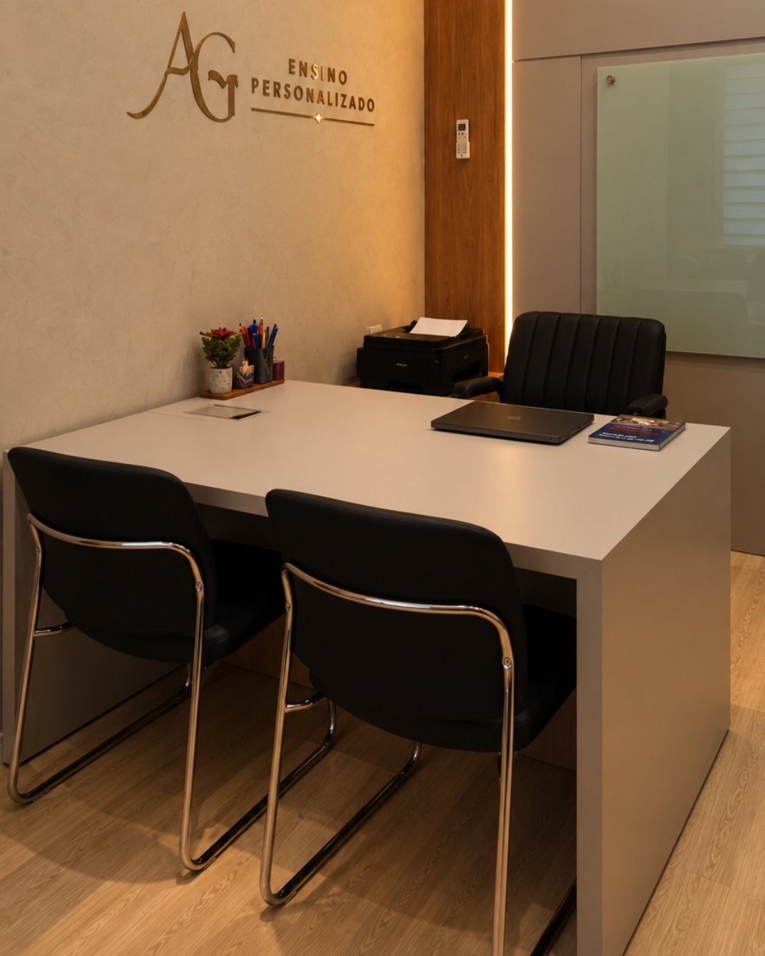 Sala de co-working em configuração ampla, vista lateral