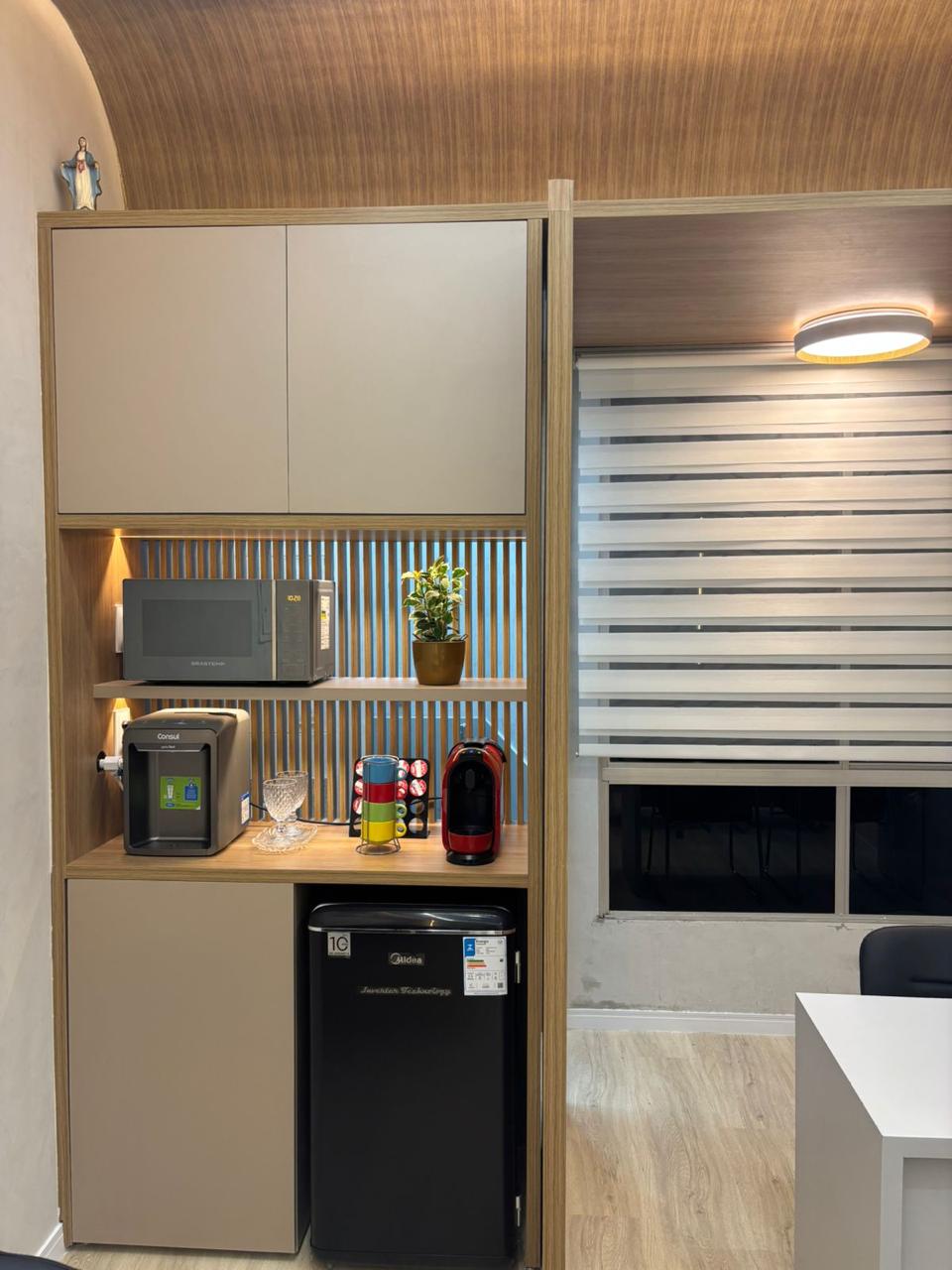 Detalhe da máquina de café e frigobar