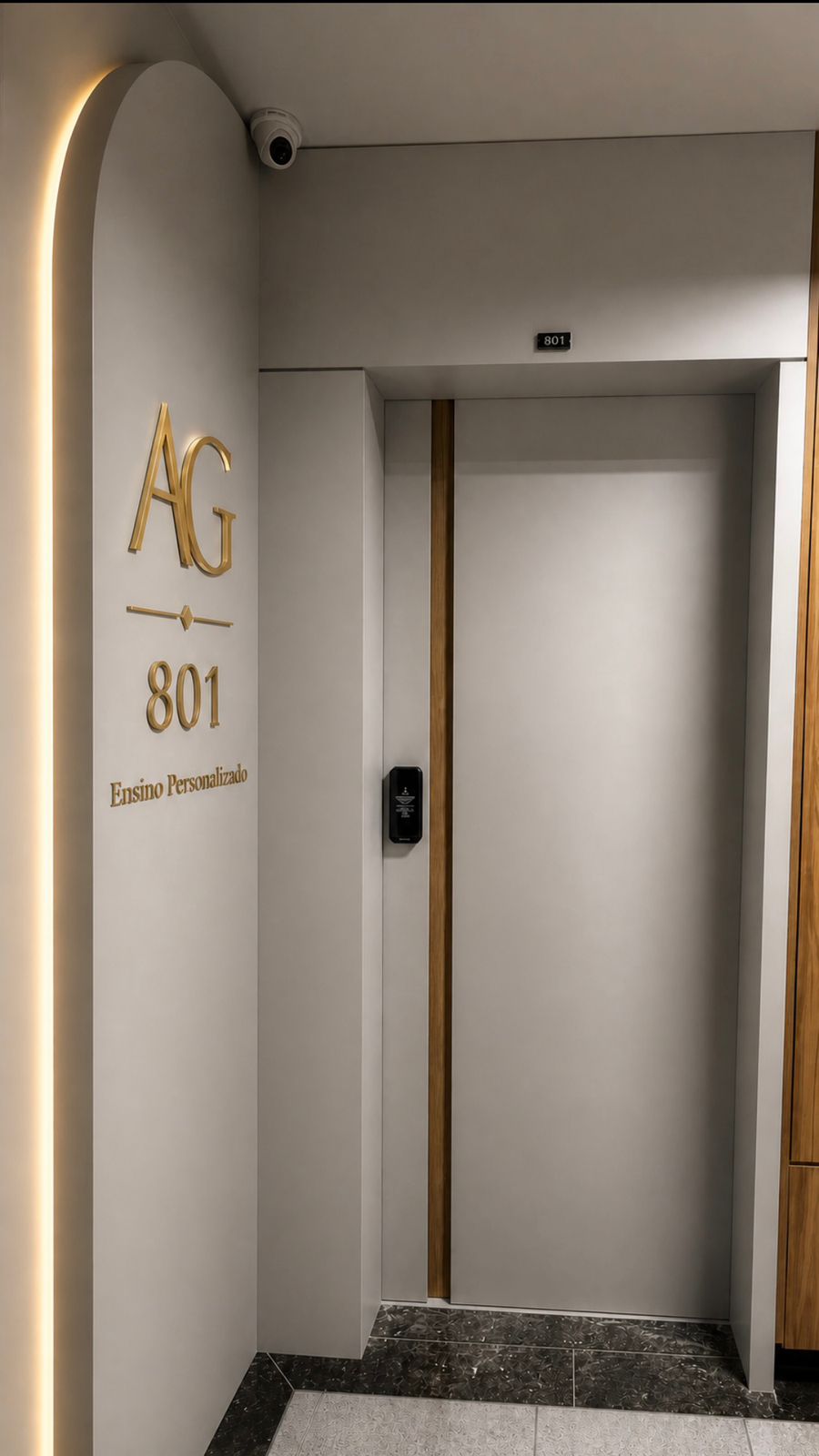 Entrada com placa AG 801 dourada