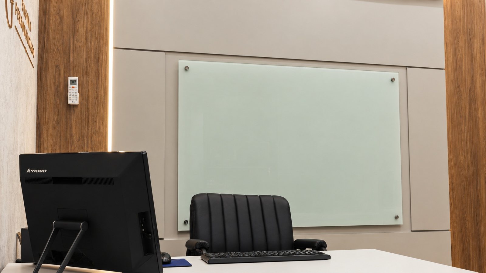 Sala de aula completa, com mesas, projetor e vista para a cidade