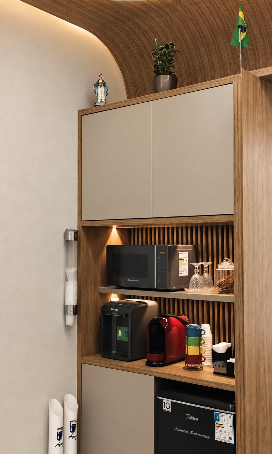 Sala preparada com quadro branco e cadeiras
