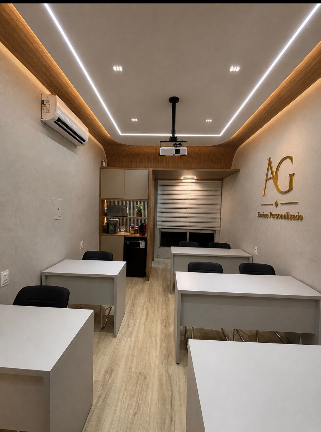 Sala completa com iluminação LED e logo AG