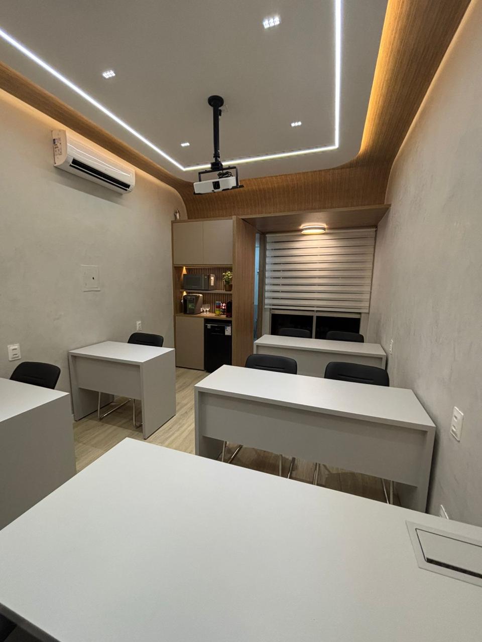 Sala com projetor — ângulo lateral