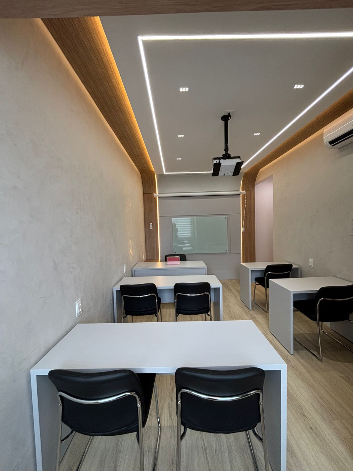 Sala com quadro branco